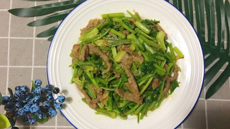 五分钟系列 芹菜炒牛肉,美味的菜就完成啦