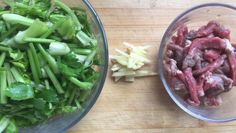 五分钟系列 芹菜炒牛肉,将材料切好