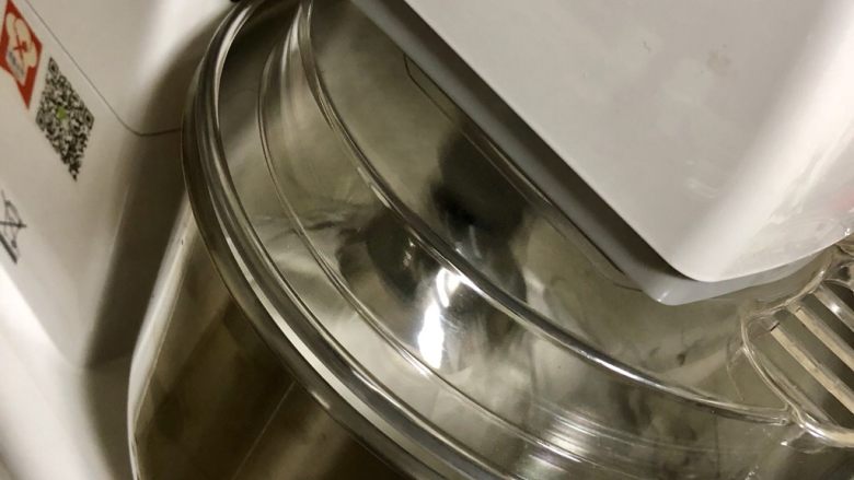 戚风蛋糕,蛋清和蛋黄分开,各放入无油无水的容器中。蛋清中加入白糖搅打。