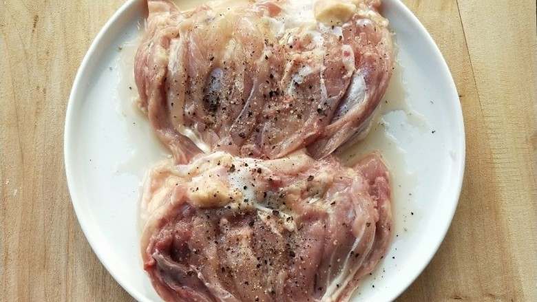 黑胡椒烤蔬菜鸡腿卷,在肉表面用刀划开几刀,把肉厚的地方划薄,用少许盐、<a style='color:red;display:inline-block;' href='/shicai/ 718'>料酒</a>、黑胡椒碎腌制一会。
