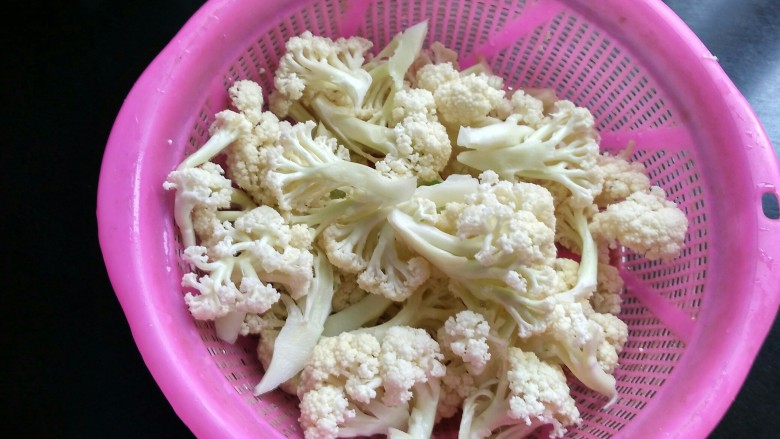 #厨房挑战 # 素菜 番茄烧花菜,花菜切小块,用盐水浸泡五分钟,洗净。