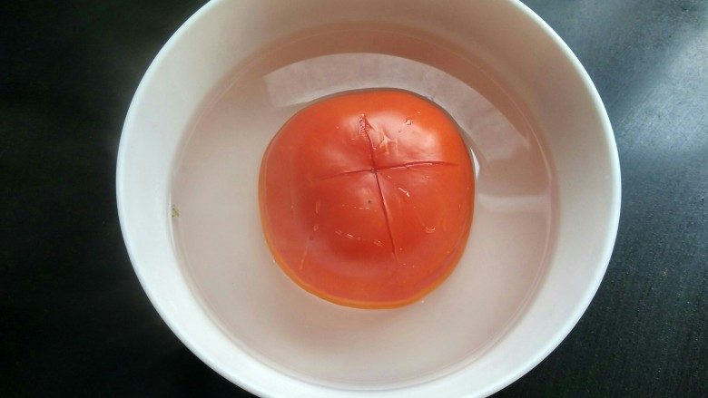 #厨房挑战 # 素菜 番茄烧花菜,番茄划十字,用开水烫一会。