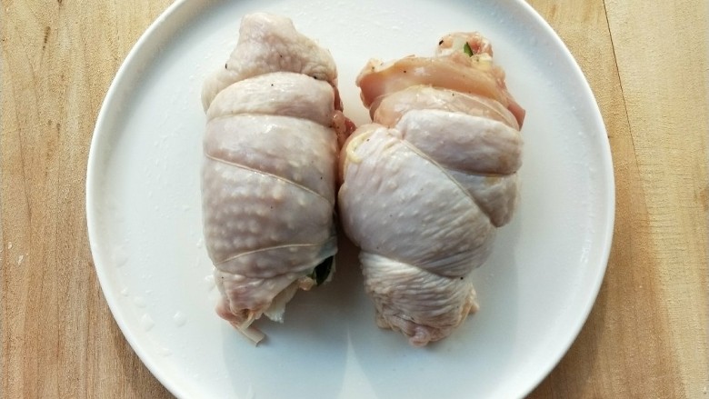 黑胡椒烤蔬菜鸡腿卷,把鸡腿排用手卷起来,再用细棉线绑好,棉线的作用是用来固定鸡腿卷的。