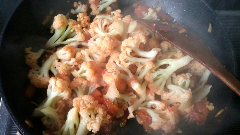 #厨房挑战 # 素菜 番茄烧花菜,每一朵花菜都沾上番茄汁和佐料,放<a style='color:red;display:inline-block;' href='/shicai/ 756'>鸡精</a>,花菜已经炒好,可以出锅啦!