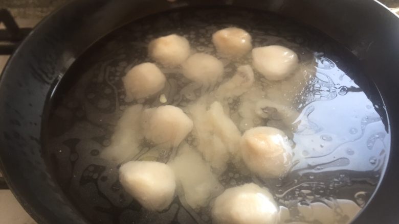 香味➕福建鱼丸~鱼块汤,放入鱼肉丸,鱼块。