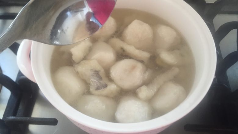 香味➕福建鱼丸~鱼块汤,成在汤盆马上就可以了。