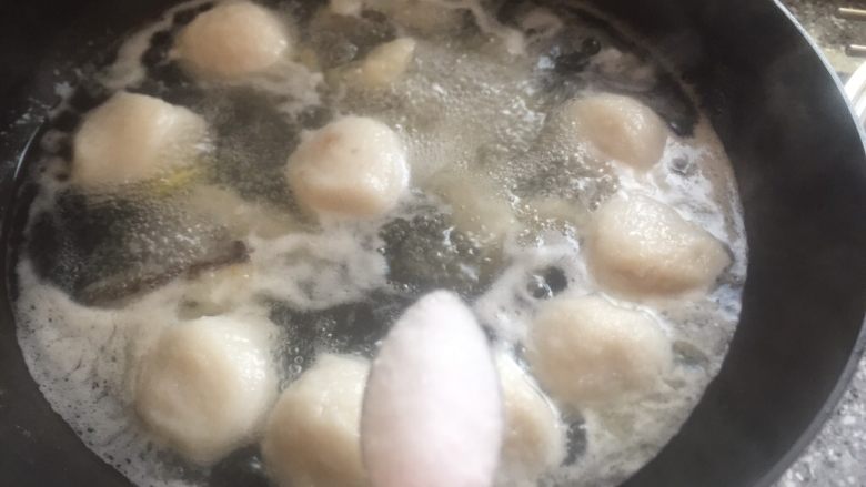 香味➕福建鱼丸~鱼块汤,加入适量盐。