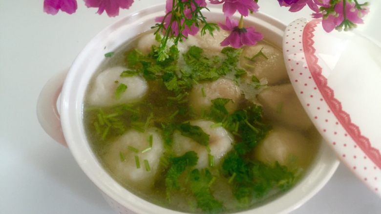 香味➕福建鱼丸~鱼块汤,撒上香菜即可。
