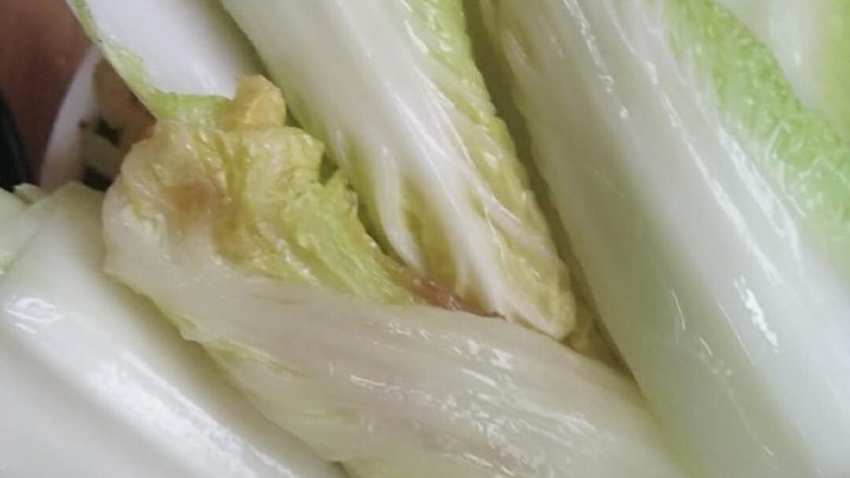 蛋汤焖煲娃娃菜,控油,放凉菜从中间切开