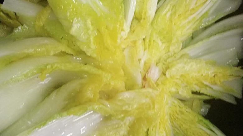 蛋汤焖煲娃娃菜,取砂锅摆放娃娃菜