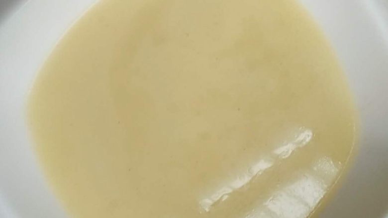 蛋汤焖煲娃娃菜,用漏勺控出鸡蛋不用了,只留汤