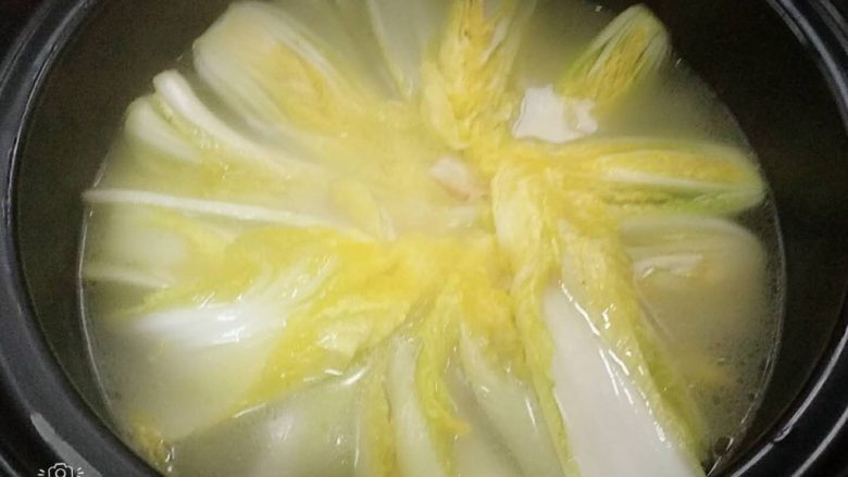 蛋汤焖煲娃娃菜,倒入蛋汤