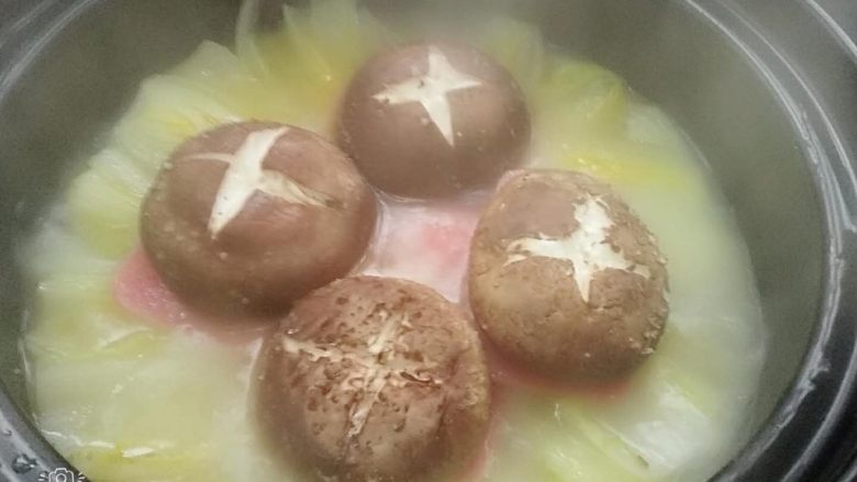 蛋汤焖煲娃娃菜,在摆上香菇,盖上锅盖在在焖