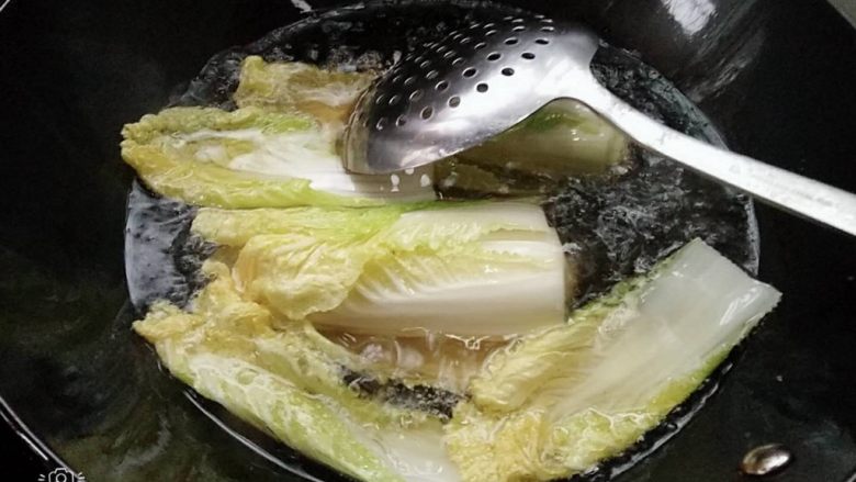 蛋汤焖煲娃娃菜,炸娃娃菜,炸至菜边少有金黄捞出