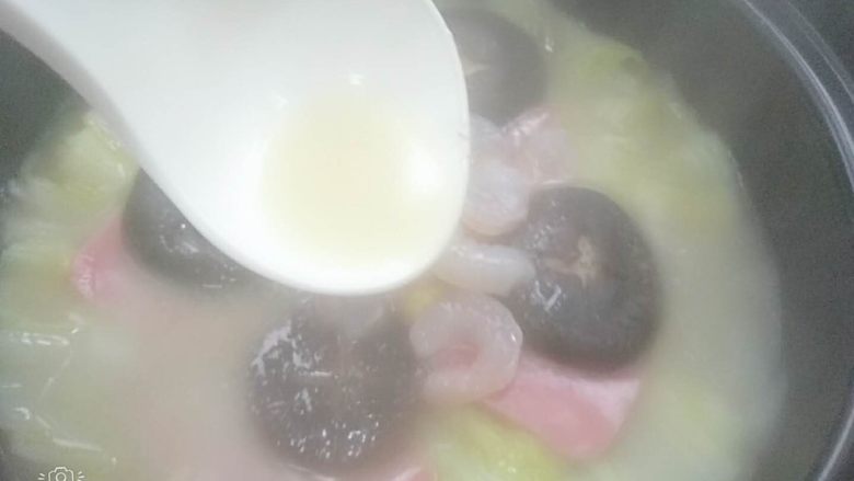 蛋汤焖煲娃娃菜,用勺子舀汤浇在虾身上,多交几次