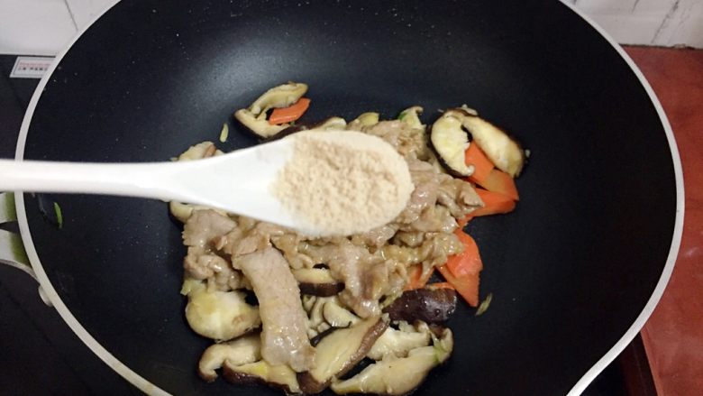 香菇炒肉,加入鸡精