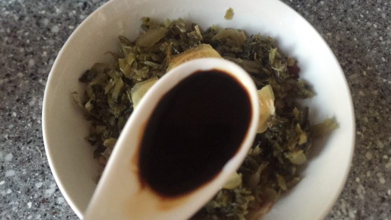 厨房~挑战荤菜~香辣咸甜~大块吃肉,加入老抽。
