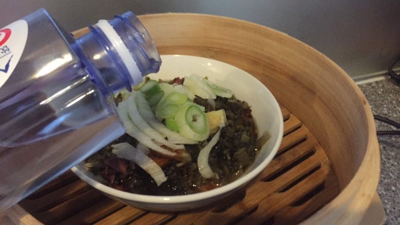 厨房~挑战荤菜~香辣咸甜~大块吃肉,在加入适量水,