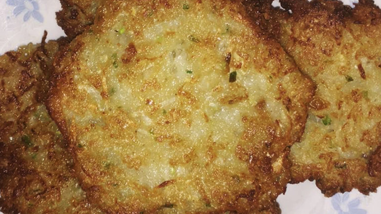 小时候奶奶经常买给我吃的萝卜丝饼,炸至深一些的金黄色就可以出锅啦,出锅后用吸油纸吸一下多余的油