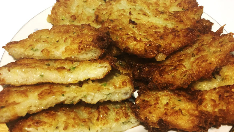 小时候奶奶经常买给我吃的萝卜丝饼,开吃啦,小心烫!咬一口外酥里糯,加上萝卜的香味,太好吃啦!