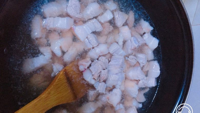 红烧五花肉,把切好的五花肉放入烧开的水蒸三分钟!