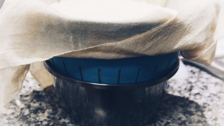自制奶油奶酪
-消灭奶油的好办法,将浓稠的奶酪原液导入准备好的工具中。从上到下的顺序,一块密织纱布-大沥水篮-小口径的打蛋盆。