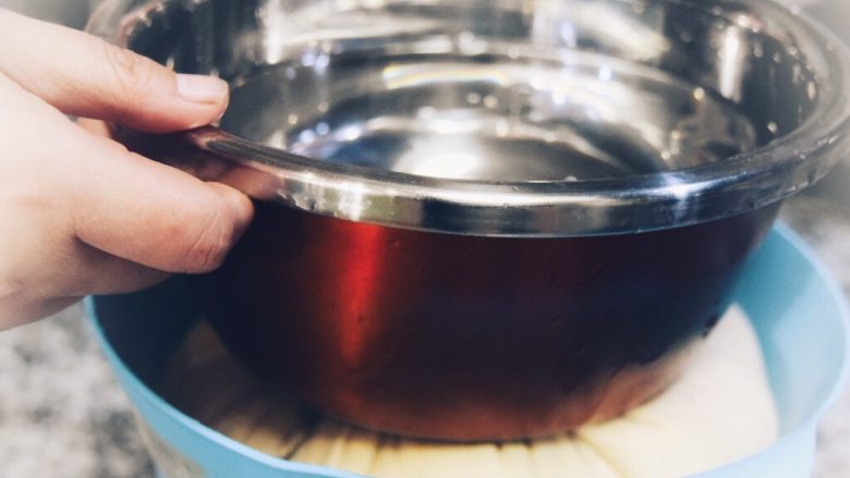自制奶油奶酪
-消灭奶油的好办法,取一盆水,压在扎好封口的纱布上,加速乳清的排出。静止在冷藏室24小时。