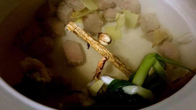 西红柿土豆炖牛腩,牛肉开水焯一下去除血水。然后另起一锅添一大碗冷水,将刚刚盘子里的材料都放到锅里。大火烧开,小火煮40分钟。