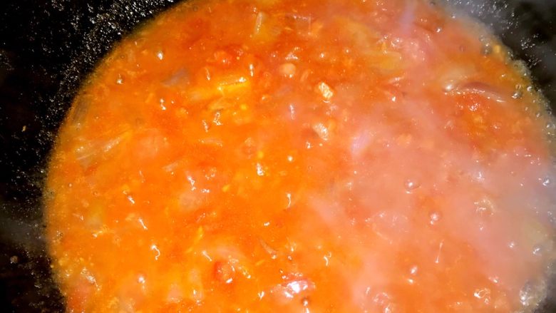 西红柿土豆炖牛腩,炒至如上图就可以关火了。这个时候煮肉的40分钟也差不多到了。将番茄酱倒入煮肉锅内,土豆胡萝卜也一并倒入,加半勺盐继续煮20分钟。