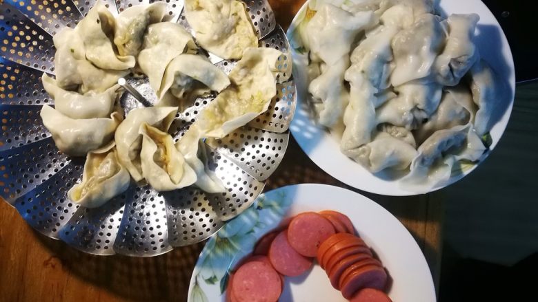 猪肉韭菜馅饺子,31个,蒸一部分:蒸盘底抹上一层食用油,放的稀一些,防止粘连。
煮一部分:水大开后放入饺子,晃动几下锅子就可以防止粘连。水再开后加入一小碗清水,反复3、4次,就煮好啦,没有破的。