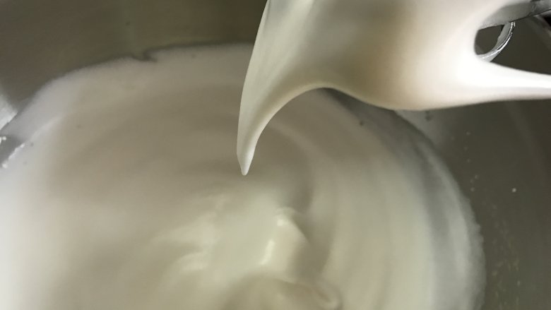 轻乳酪蛋糕,<a style='color:red;display:inline-block;' href='/shicai/ 17'>蛋清</a>打成粗泡后加入三分之一细砂糖,打成细腻泡沫时加入三分之一细砂糖,打至出现纹路时加入剩余的细砂糖,直到打成湿性发泡。