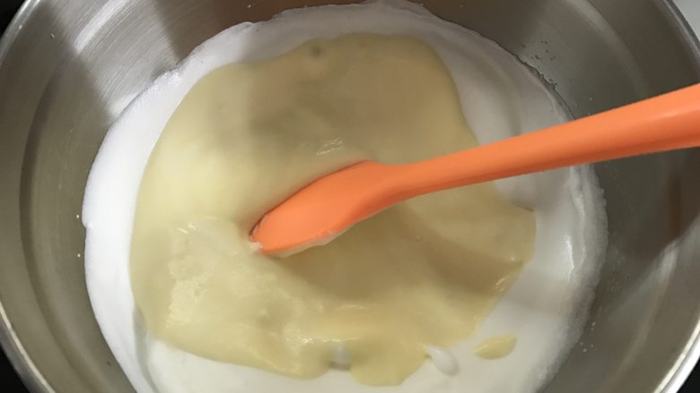 轻乳酪蛋糕,再将剩余的蛋白糊全部倒入乳酪蛋黄糊中,翻拌均匀