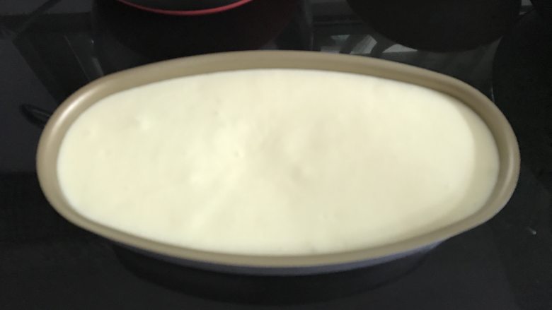 轻乳酪蛋糕,将蛋糕糊倒入乳酪模具中,八分满。