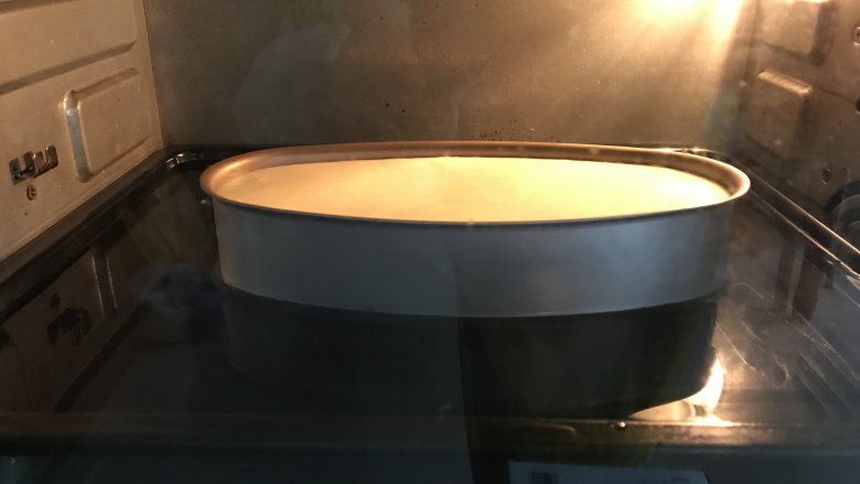 轻乳酪蛋糕,将乳酪模放入烤盘中,加2-3厘米热水,水浴法160度烤20分钟上色后转145度烤约45分钟即可。