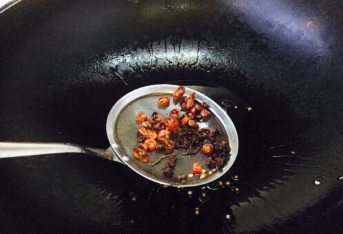 厨房挑战 素菜 花椒油炒豆角丝,当花椒爆出香味,颜色见深时,把花椒和小米椒捞出不用,留炸好的油备用。