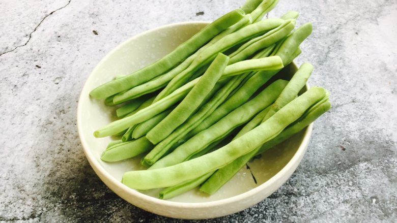 厨房挑战 素菜 花椒油炒豆角丝,<a style='color:red;display:inline-block;' href='/shicai/ 3639'>豆角</a>洗干净,摘取两头的老根。