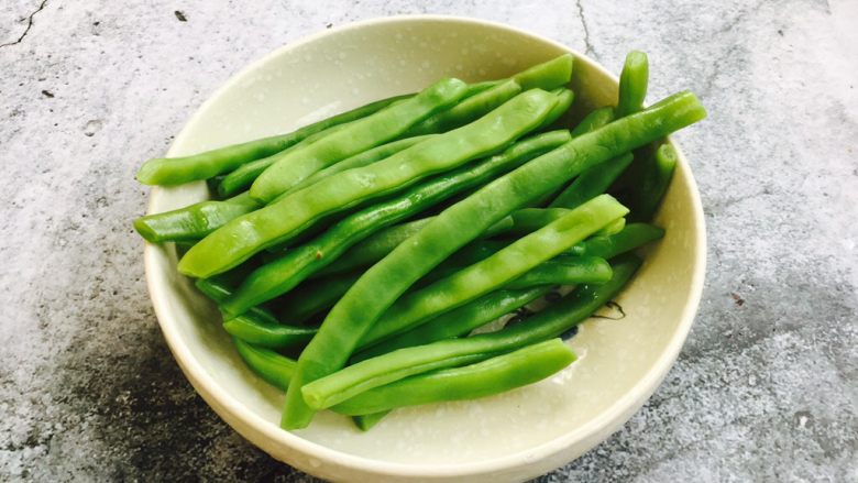 厨房挑战 素菜 花椒油炒豆角丝,用水把豆角焯熟。
焯水时水开后放入少许的油和盐，放入豆角，焯熟，捞出过凉水，沥干水分备用。