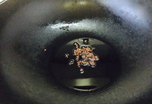 厨房挑战 素菜 花椒油炒豆角丝,锅里放油,放入花椒。