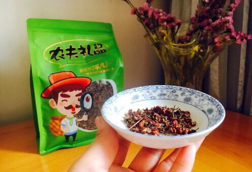 厨房挑战 素菜 花椒油炒豆角丝,<a style='color:red;display:inline-block;' href='/shicai/ 700'>花椒</a>,我选用的是陕西富平“荠椒”,它很适合我们北方人食用。