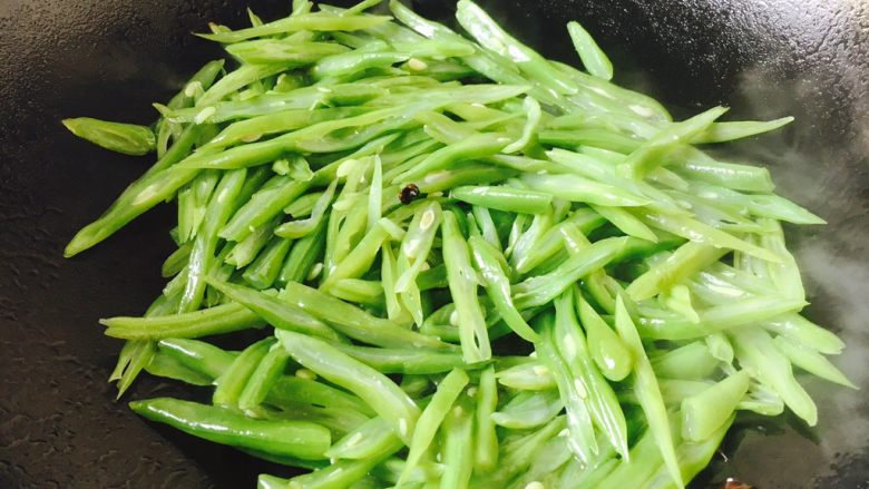 厨房挑战 素菜 花椒油炒豆角丝,放入豆角丝迅速翻炒。