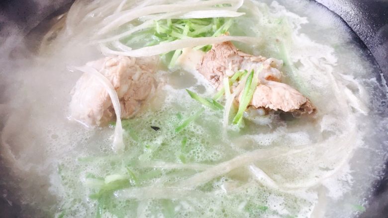厨房挑战 荤菜 青萝卜粉条大骨汤,放入粉条。
我选用的是宽粉条,同时提前用水把粉条泡软了,与萝卜同时下的锅。
亲们要依据粉条的粗细来判断放粉条的时间。