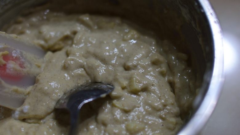 电饼铛版苹果全麦热香饼,打发的蛋清与面糊翻拌均匀。