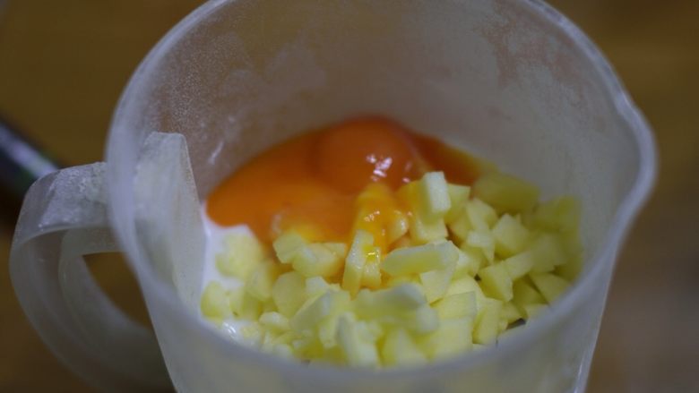 电饼铛版苹果全麦热香饼,蛋黄、苹果和粉粉放在一起，再加入酸奶、<a style='color:red;display:inline-block;' href='/shicai/ 751'>肉桂粉</a>。