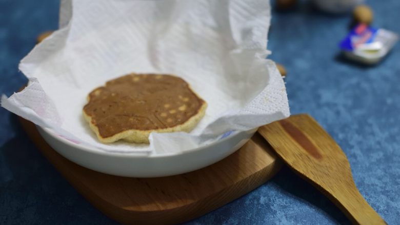 电饼铛版苹果全麦热香饼,两面都煎成均匀的金黄色后，就可以起锅了。