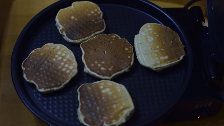 电饼铛版苹果全麦热香饼,一面煎至金黄后，翻面再煎。