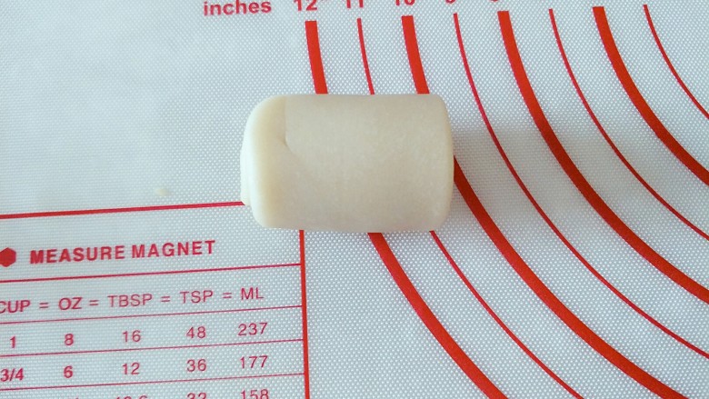 蛋黄酥,再从上向下卷,盖保鲜膜醒15分钟