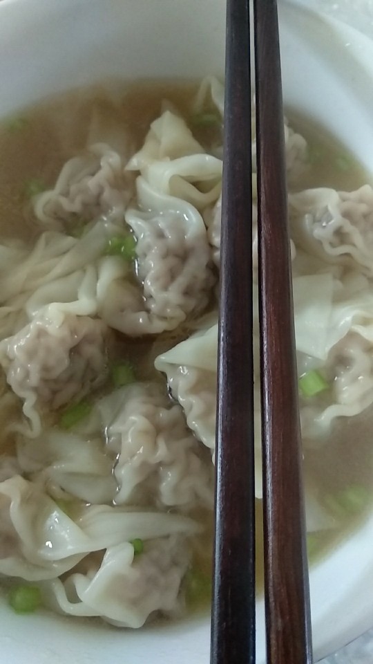 港式云吞面,小混沌汤水比较好弄,麻油,盐,味极鲜,有猪油最好,放点蒜花,或者芹菜粒。开水冲开~下馄饨,3-5分钟起锅。