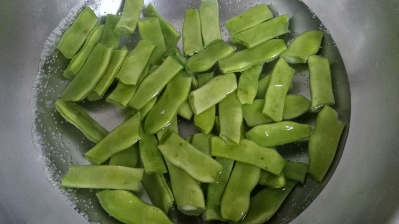 酱香宽扁豆,放入宽扁豆焯熟。
