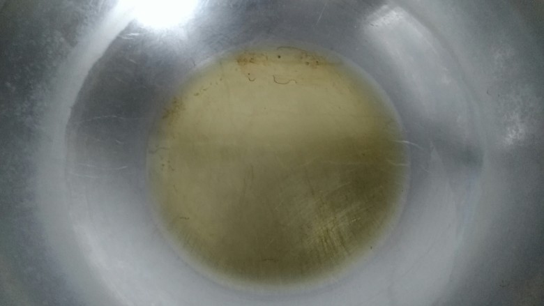 酱香宽扁豆,炒锅烧热放入适量食用油。