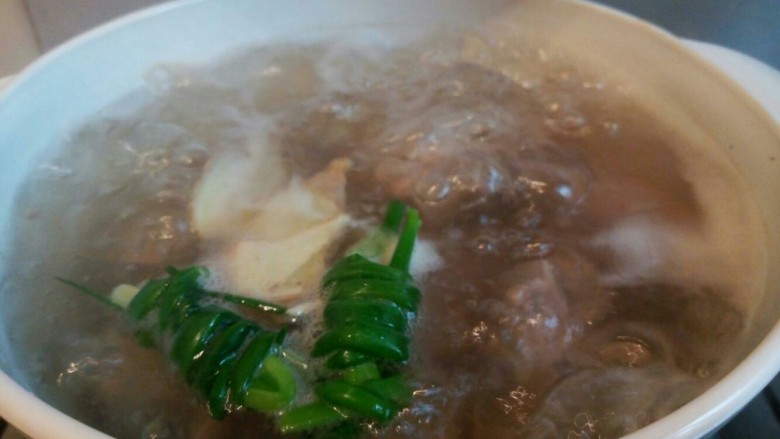 厨房挑战+荤菜+猪蹄黄豆汤,大火烧开,小火炖一小时